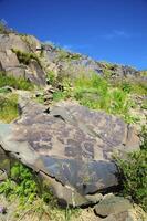 Petroglyphen innerhalb das archäologisch Landschaft von tamgaly. Almatie Bereich, Kasachstan foto