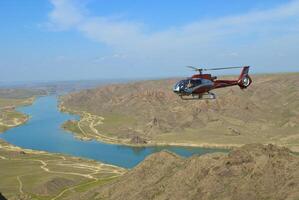 Hubschrauber fliegend Über das Fluss foto