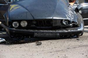 Vorderseite Teil von ein abgestürzt Auto Wrack foto