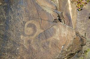 Petroglyphen innerhalb das archäologisch Landschaft von tamgaly. Almatie Bereich, Kasachstan foto