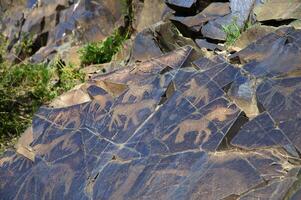 Petroglyphen innerhalb das archäologisch Landschaft von tamgaly. Almatie Bereich, Kasachstan foto