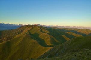 schön Aussicht von Senke mit das Berge foto