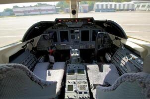 Pilot Cockpit im ein vip kommerziell Flugzeug foto