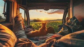 ein Person und ein Katze sind Verlegung im ein Wohnmobil van beim Sonnenuntergang foto