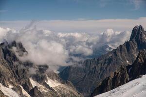 das mont blanc Berg Angebot gesehen von punta hellbronner im Juli 2023 unter das Schnee foto