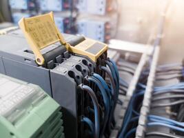 Terminal Verbindung Relais Kontrolle, automatisch Relais Steuerung auf das Panel Tafel Maschinenbau, elektrisch Bedienung Konzept, elektrisch Hintergrund. foto