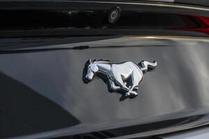 29.02.2024 Abonnieren Zypern - - Ford Mustang Emblem auf ein schwarz Kofferraum Deckel 2 foto