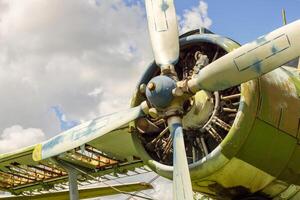 ein Fragment von Flugzeug Flügel mit vierblättrig Flugzeug Propeller gegen Blau Himmel foto