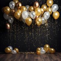 Gold und Weiß Luftballons mit Gold Konfetti fallen Nieder Über schwarz Hintergrund. Neu Jahr, Geburtstag oder Hochzeit Feier generiert.ai foto