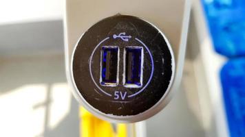 USB-Steckdosen in einem Straßenbahnwagen. USB-Anschluss in einem Personenwagen in Europa zum Aufladen von Geräten und Elektronik foto