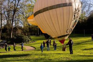 Ludwigsburg, Deutschland - - März 23, 2024.a Mann bläst auf ein Ballon beim ein Ballon Festival foto