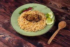 würzig Rindfleisch Pulao, Polao, Biryani, Mandi, kacchi mit Ei und Salat serviert im Gericht isoliert auf Tabelle oben Aussicht von indisch Essen foto