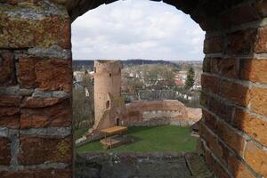 Tscherk, Polen - - März 24., 2024 - - Aussicht beim Turm durch das Fenster - - Masowisch Herzöge Schloss foto