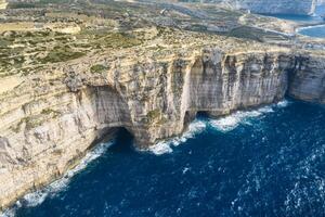 Antenne Aussicht von Meer Tunnel in der Nähe von azurblau Fenster. dwejra ist ein Lagune von Meerwasser auf das gozo Insel Malta foto