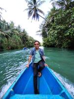 Touristen und Fischer Segeln auf das maron Fluss, ein versteckt Paradies im Pacitan, Osten Java, Indonesien. foto