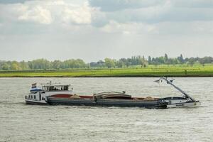 Emmerich, Deutschland,04.10.2024, Fluss Rhein, Vagari, Ladung Schiff foto