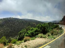 atemberaubend natürlich Schönheit von abha im Saudi Arabien im das Sommer- Jahreszeit. hoch Berge, Grün, niedrig Wolken und Nebel sind das Schönheit von abha. foto