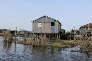 See nokoue ein See im das Süd von Benin, wo Menschen Einmal Lauf Weg von Ein weiterer Stamm und gebaut ihr Häuser auf Stelzen. es ist ebenfalls erwähnt wie das afrikanisch Venedig. foto