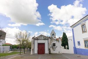 Arraiolos, Alentejo, Portugal. März 29, 2023. ikonisch Abonnieren Kapelle steht unter ein Himmel gefüllt mit wogend Weiß Wolken im Alentejo, Portugal. foto