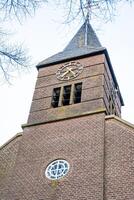 mittelalterlich Kirche Turm im das historisch Dorf von Gelselaar, Niederlande. hoch Qualität Foto