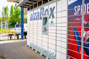 Prag, Tschechisch Republik - - April 12, 2024. alza Box ist Kisten zum selbst pflücken oben Waren. Paket Box Logistik Stehen draußen zum Kunden, Lieferung Box von alza Verkauf Unternehmen E-Shop im Prag, foto