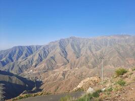 al Bahah, Saudi Arabien, 12 April 2024 - - schön tagsüber Aussicht von König fahd Straße im Sarawat Berge in der Nähe von al baha, Saudi Arabien. foto