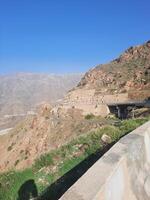 al Bahah, Saudi Arabien, 12 April 2024 - - schön tagsüber Aussicht von König fahd Straße im Sarawat Berge in der Nähe von al baha, Saudi Arabien. foto