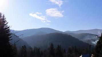 Herbstregen und Nebel auf den Berghügeln. nebliger Herbstwald mit niedrigen Wolken bedeckt. Ukraine. Fichtenwälder auf den Hügeln der Berge, die durch den Morgennebel über Herbstlandschaften ragen. foto