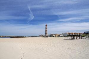 Farol de aveiro. Leuchtturm im das Küste von aveiro, im Vorderseite von atlantisch Ozean, größte von Portugal foto