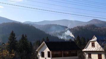 eine kleine stadt oder ein dorf in jaremtsche zwischen den karpaten an einem herbstnachmittag. Ukraine, Jaremtsche - 20. November 2019. foto