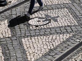 Mosaik Bürgersteig Pflaster im aveiro malerisch Dorf Straße Sicht, das Venedig von Portugal foto