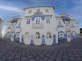 aveiro Eisenbahn Bahnhof ist historisch Gebäude verziert mit viele typisch Blau Azulejos Paneele von Fabrik Fabrikat da fonte Nova Anzeigen regional Motive. Portugal. foto