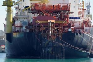 Wiedervergaser Schiff lng verflüssigt natürlich Gas Tanker verankert im Genua Hafen, Italien foto