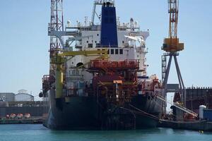 Wiedervergaser Schiff lng verflüssigt natürlich Gas Tanker verankert im Genua Hafen, Italien foto