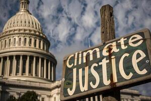 Klima Gerechtigkeit Text auf ein Banner draußen das Kapitol im Washington dc foto