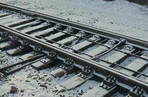 Eisenbahn Spur unter Schnee Startseite Winkel Aussicht Lager Foto