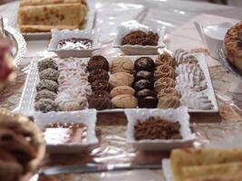 sortiert traditionell marokkanisch Süßigkeiten auf ein dekorativ Teller foto