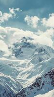 schneebedeckt Berg Angebot mit Blau Himmel, Wolken schwebend foto