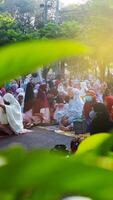 Sidoarjo, Osten Java, Indonesien April 10 2024 viele Menschen Frauen beten eid Mubarak im das Moschee Hof. foto