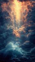 Sonnenstrahlen durch schwer Regen Wolken foto