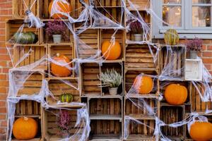 Halloween fallen dekoriert draussen Cafe oder Restaurant Terrasse im Amerika oder Europa mit Kürbisse Herbst Blumen traditionell Attribute von Halloween. Vorgarten Dekoration zum Party. foto