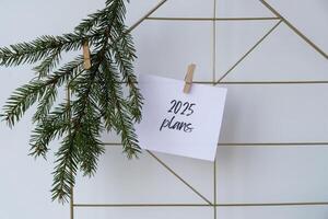 2025 Pläne Text auf Weiß Papier Hinweis auf Vision Tafel mit Weihnachten Dekor. Neu Jahr Ziele Auflösungen. Neu mich Sie Konzept visualisieren Träume foto