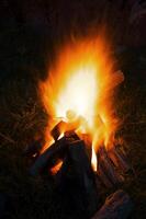 ein klein Lagerfeuer gebaut draußen zum Menschen zu sitzen um foto