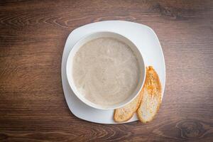 Pilz Sahne Suppe auf hölzern Tafel. foto