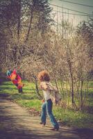 Mode Schuss von ein schön Boho Stil Mädchen auf Natur Hintergrund. Boho, Hippie. foto