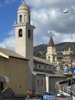 Radfahrer, Berge und Kirchen im Stadt, Dorf von recco. Italien, ligurisch Küste. sonnig Tag. foto