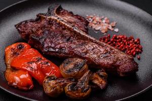 köstlich saftig Rindfleisch Knochen Steak mit Salz, Gewürze und Kräuter foto