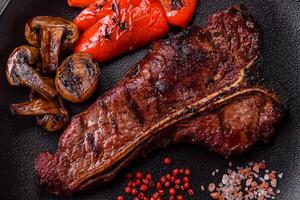 köstlich saftig Rindfleisch Knochen Steak mit Salz, Gewürze und Kräuter foto