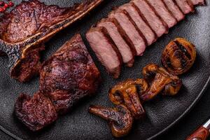 köstlich saftig Rindfleisch Knochen Steak mit Salz, Gewürze und Kräuter foto