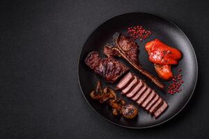 köstlich saftig Rindfleisch Knochen Steak mit Salz, Gewürze und Kräuter foto